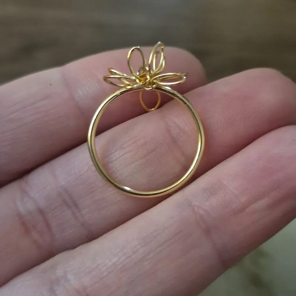 ♡♡♡Handcrafted Gold-Tone Wire Flower Ring
